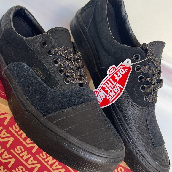 Vans Men’s Era Patchwork
Mono Patchwork Blackout
VN0A4BVU10J
Sneakers - Picture 9 of 16